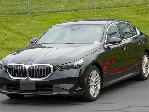 Used 2024 BMW 530i xDrive w/ Premium Package AWD/4WD image 5