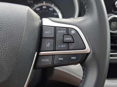 Used 2024 Toyota Highlander XLE AWD/4WD image 23