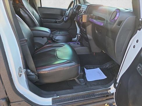 Used 2015 Jeep Wrangler Unlimited Rubicon w/ Connectivity Group image 19