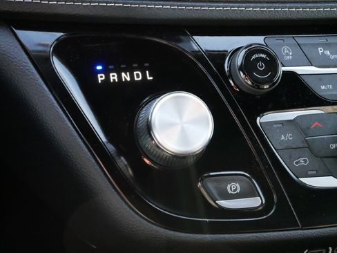 Used 2024 Chrysler Pacifica Touring-L w/ Uconnect Theater Family Group image 24