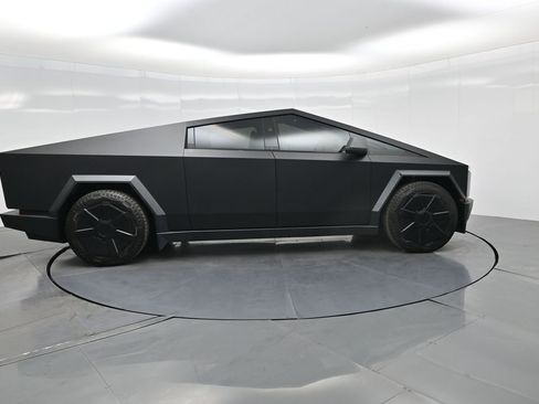 Used 2024 Tesla Cybertruck AWD Crew Cab image 5