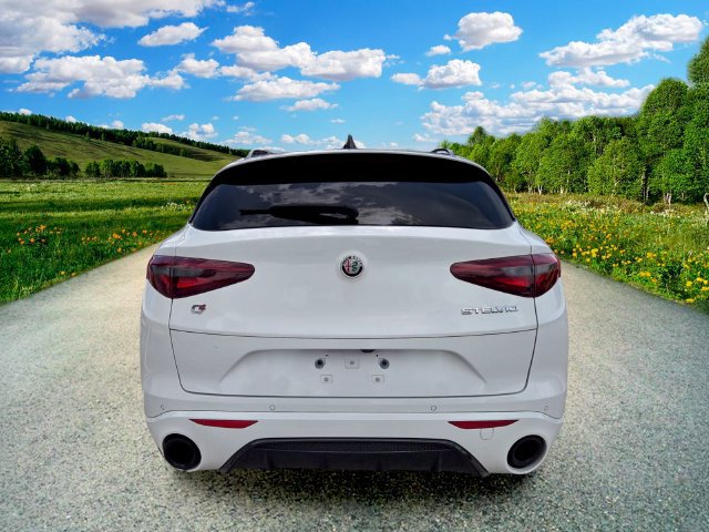 Used 2023 Alfa Romeo Stelvio Veloce AWD/4WD image 5