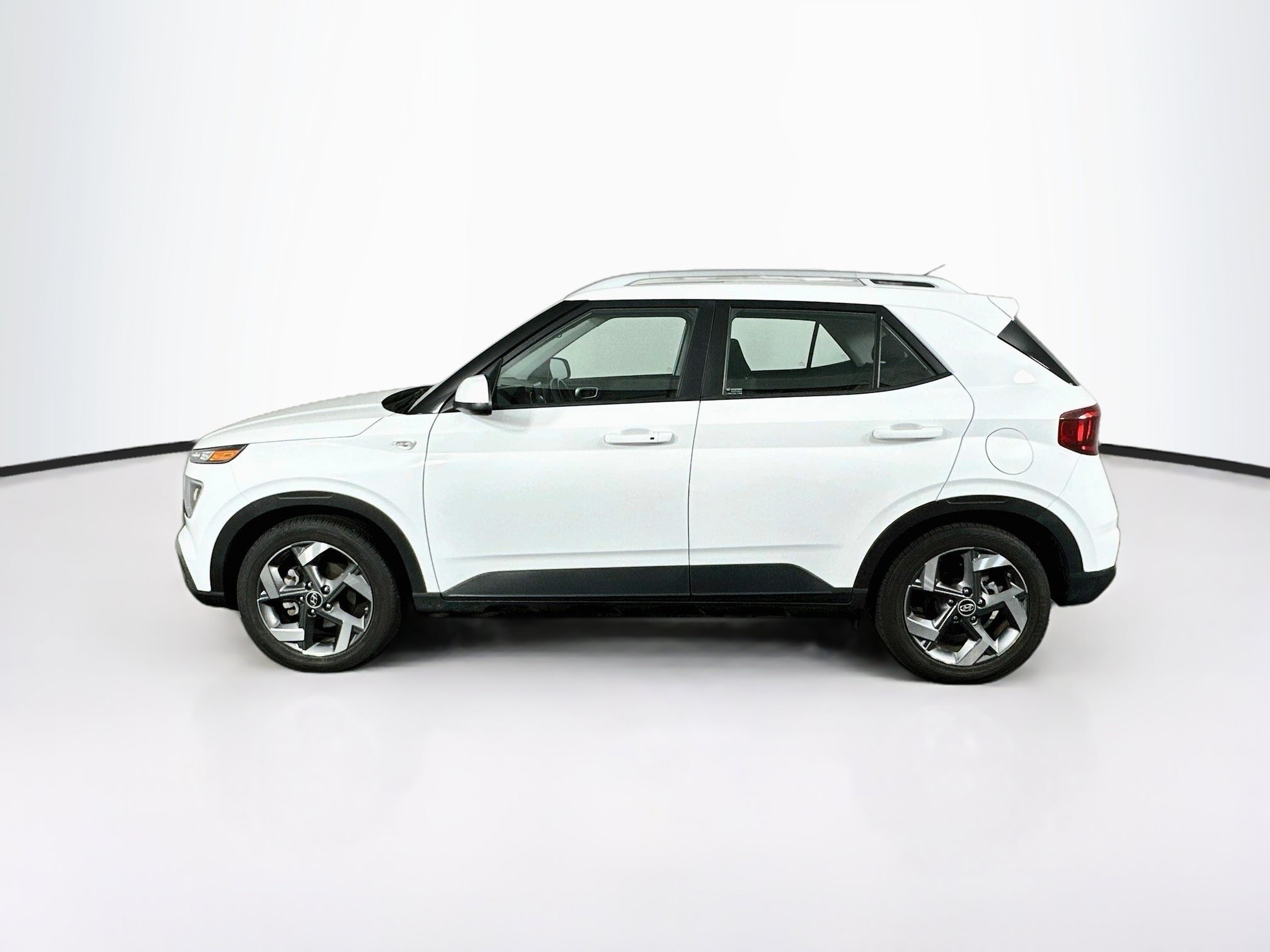 Used 2025 Hyundai Venue SEL FWD image 4