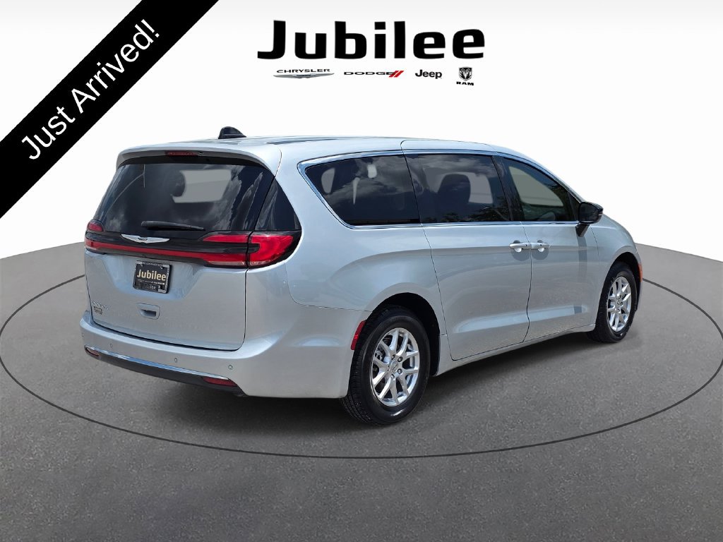 Certified 2024 Chrysler Pacifica Touring-L FWD image 5