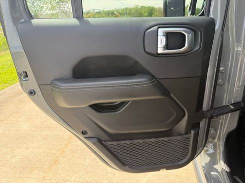 Used 2022 Jeep Wrangler Unlimited Rubicon w/ LED Lighting Group AWD/4WD image 12