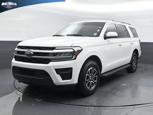 Used 2024 Ford Expedition XLT RWD image 3