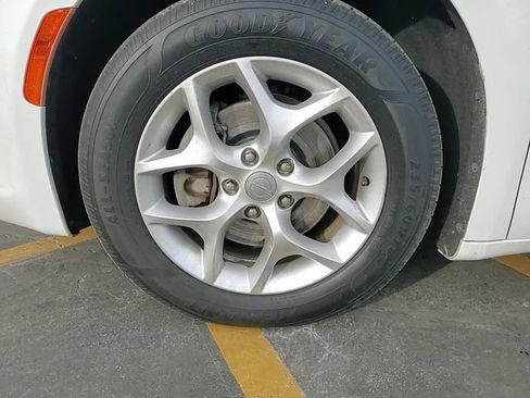 Used 2019 Chrysler Pacifica Touring-L image 8