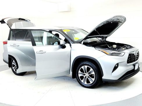 Used 2023 Toyota Highlander XLE AWD/4WD image 12