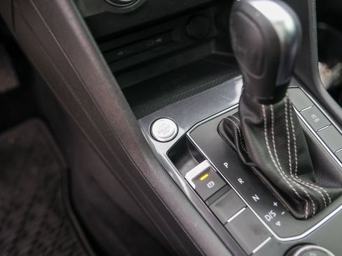 Used 2021 Volkswagen Tiguan SE w/ Panoramic Sunroof Package image 19