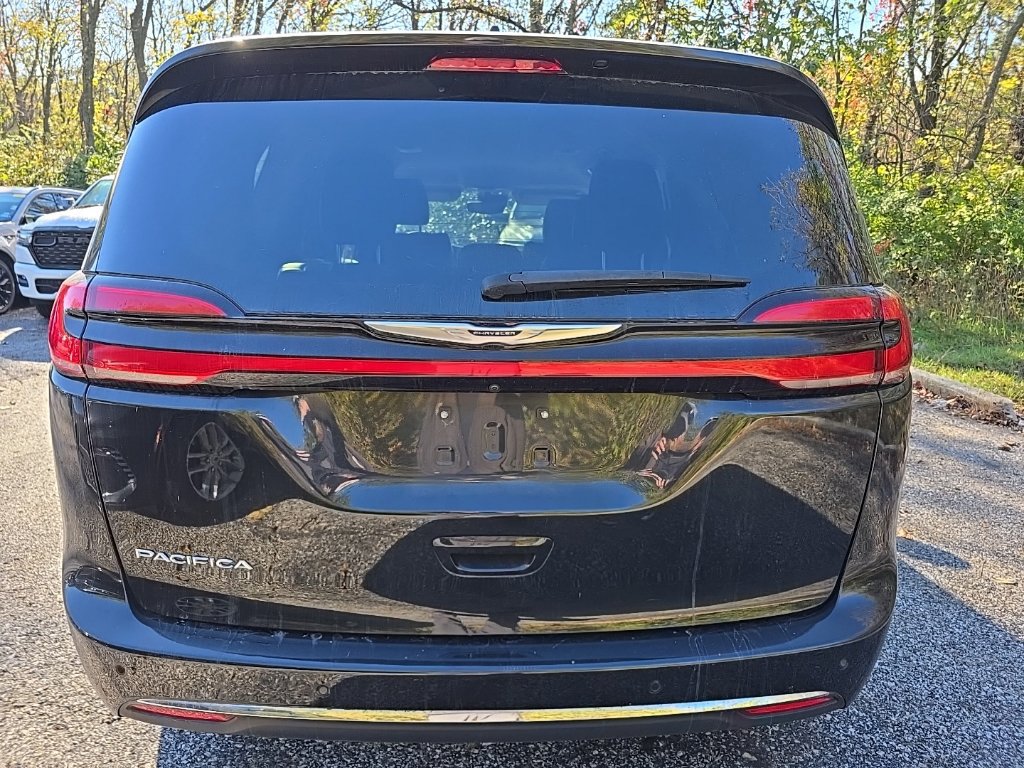 Used 2023 Chrysler Pacifica Touring-L FWD image 6