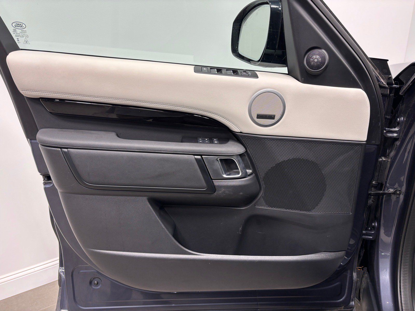 New 2025 Land Rover Discovery S AWD/4WD image 25