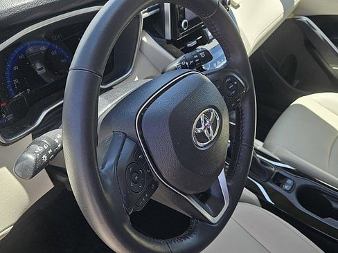 Used 2022 Toyota Corolla Cross XLE w/ Convenience Package image 19