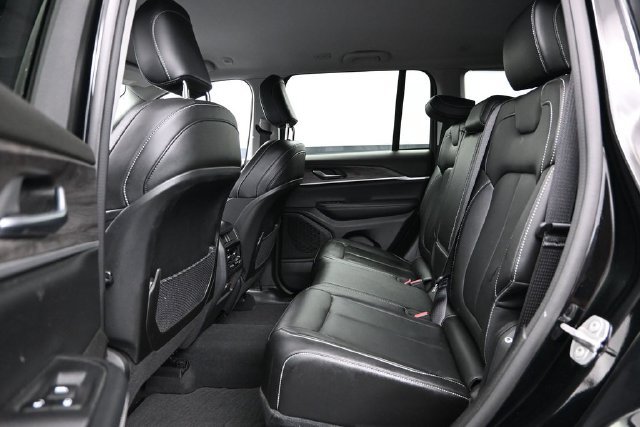 Used 2023 Jeep Grand Cherokee Limited w/ Black Appearance Package AWD/4WD image 26
