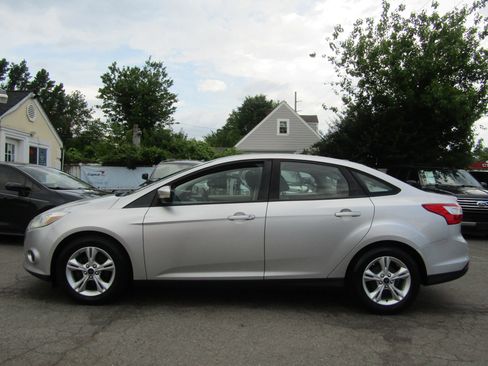 Used 2013 Ford Focus SE w/ SE Winter Pkg FWD image 4