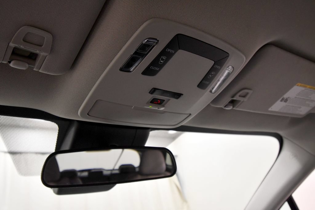 Used 2025 Toyota Sienna LE FWD image 28