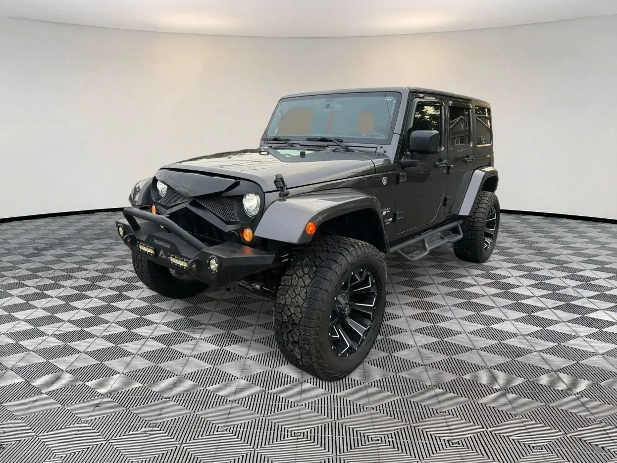 Used 2017 Jeep Wrangler Unlimited Sahara AWD/4WD image 3