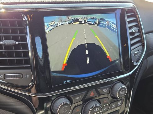 Used 2019 Jeep Grand Cherokee Altitude image 16