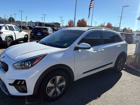 Used 2021 Kia Niro LX image 3