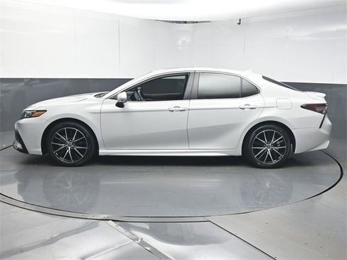 Used 2024 Toyota Camry SE image 6