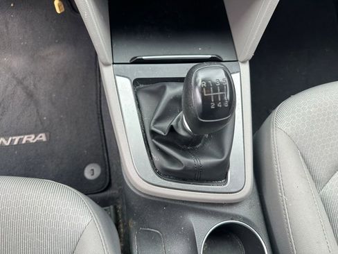 Used 2017 Hyundai Elantra SE image 25