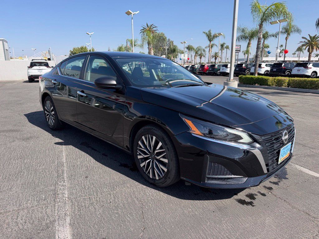 Used 2025 Nissan Altima 2.5 SV FWD image 5