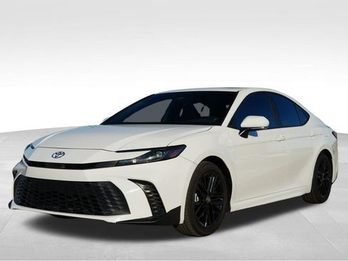 Used 2025 Toyota Camry SE w/ Convenience Package image 3