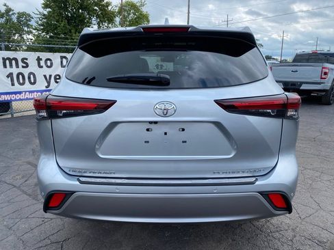Used 2024 Toyota Highlander Platinum AWD/4WD image 3