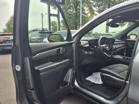 Used 2025 Buick Enclave Preferred w/ Power Package image 8