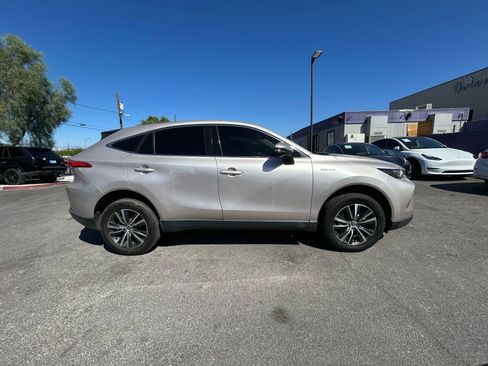 Used 2021 Toyota Venza LE image 4