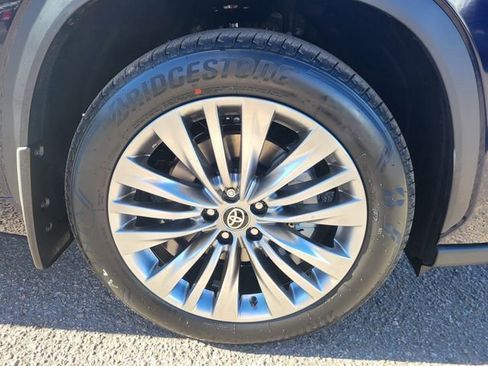 New 2026 Toyota Highlander Platinum image 10