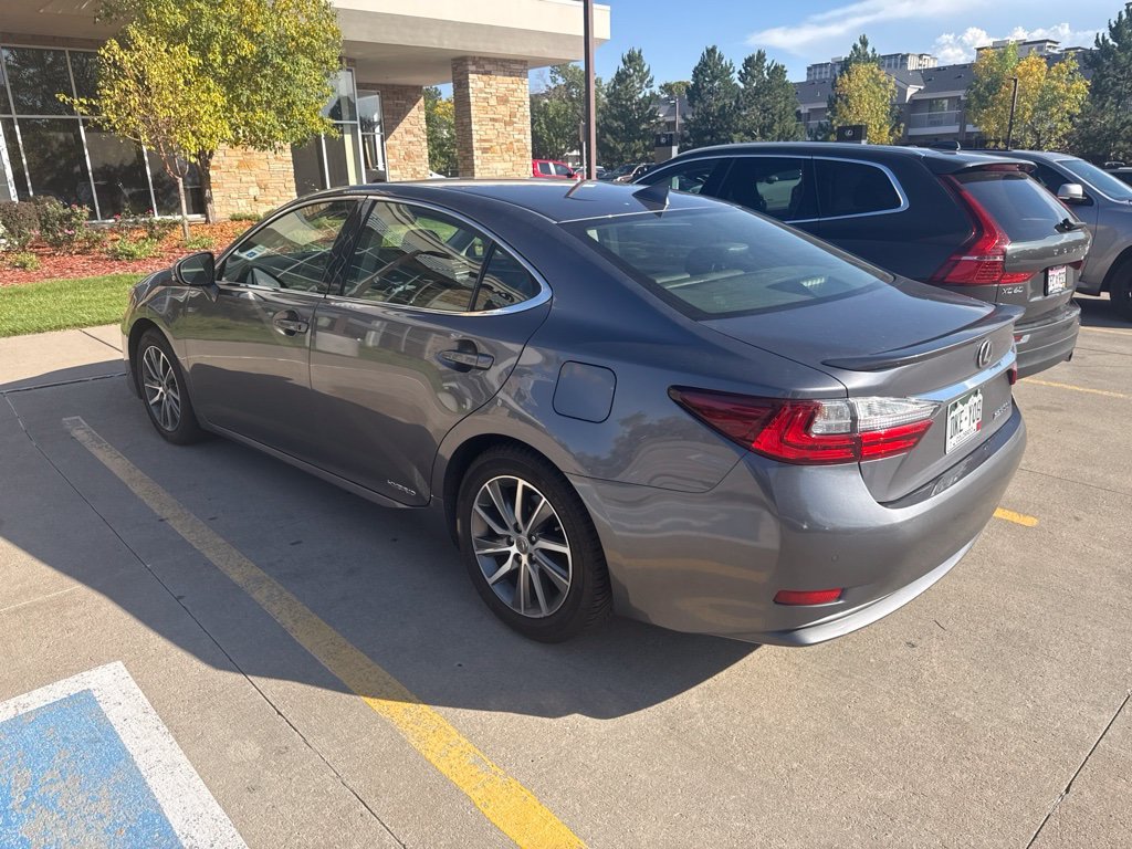 Used 2016 Lexus ES 300h w/ Luxury Package w/Wood Trim FWD image 2