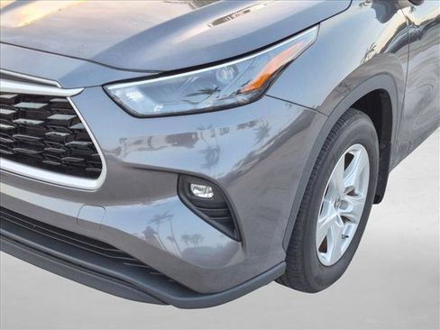 Used 2024 Toyota Highlander LE FWD image 10