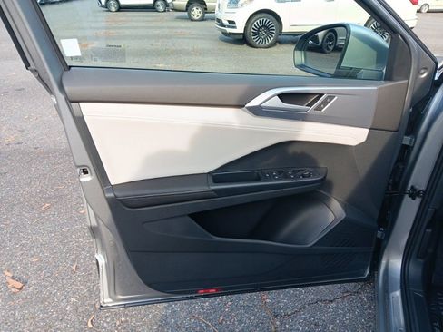 Used 2025 Volkswagen Taos SE image 11