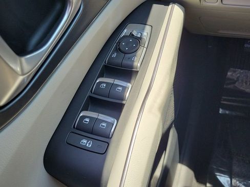 Used 2022 Kia Sorento S w/ Panoramic Sunroof Package FWD image 19