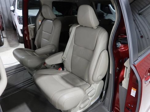 Used 2019 Toyota Sienna XLE FWD image 18