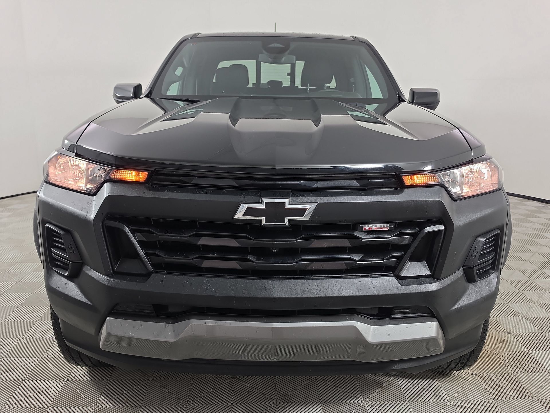 Used 2024 Chevrolet Colorado Trail Boss w/ Technology Package AWD/4WD image 2