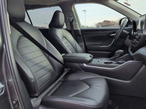 Used 2024 Toyota Highlander LE image 27