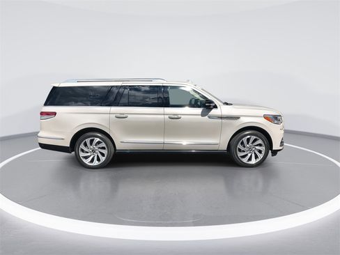 Used 2024 Lincoln Navigator L Reserve image 9