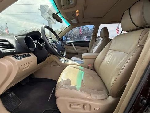 Used 2012 Toyota Highlander SE w/ Tow Pkg FWD image 14