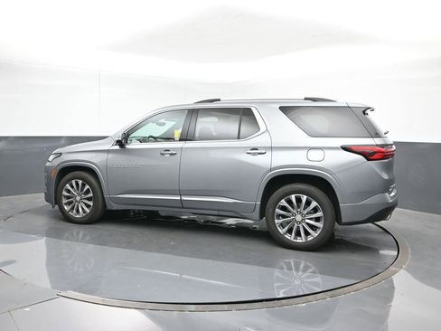 Used 2023 Chevrolet Traverse Premier image 3