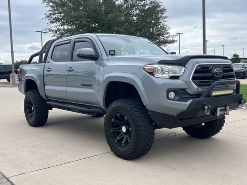 Used 2019 Toyota Tacoma SR5 AWD/4WD image 2