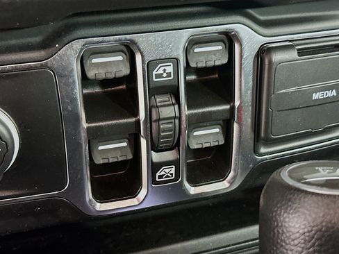 Used 2024 Jeep Wrangler Unlimited w/ Convenience Group AWD/4WD image 15