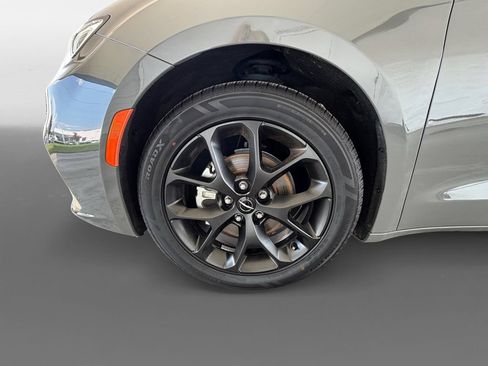 Used 2025 Chrysler Pacifica Limited FWD image 15