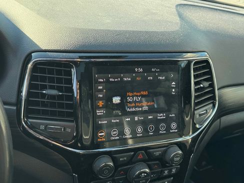 Used 2021 Jeep Grand Cherokee Laredo X image 22