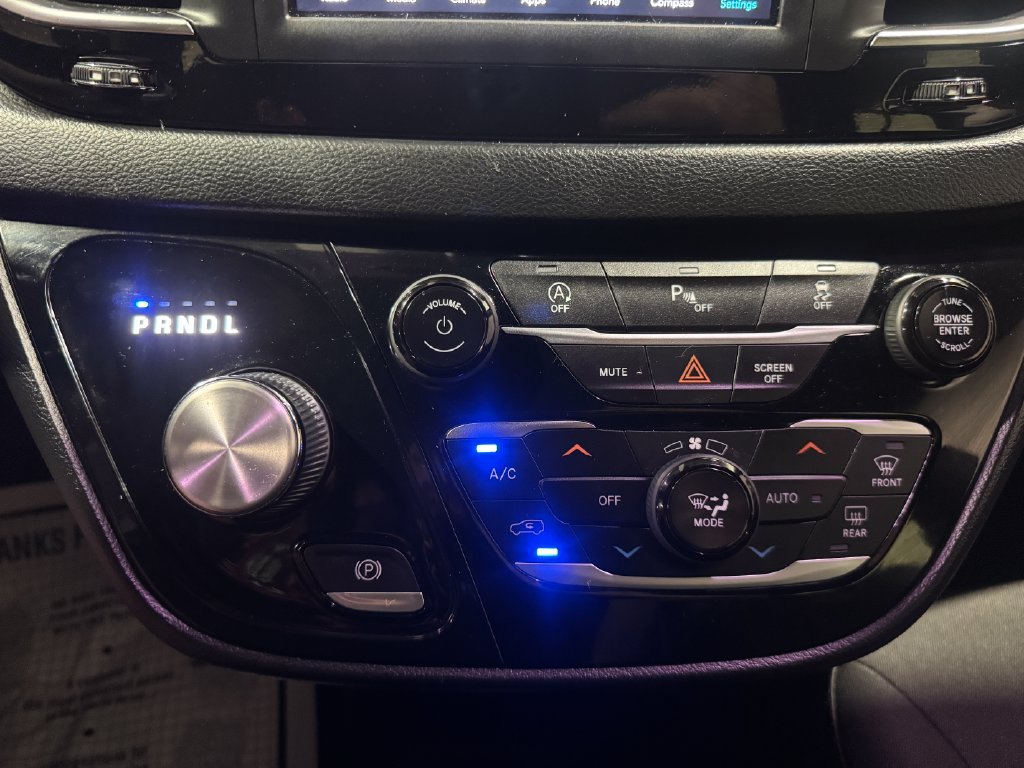 Used 2020 Chrysler Pacifica Touring w/ S Appearance Package FWD image 33