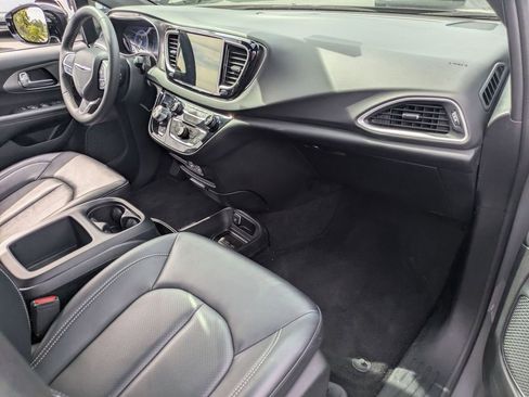 Used 2025 Chrysler Pacifica Select image 32