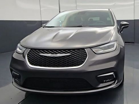 Used 2023 Chrysler Pacifica Touring-L image 7