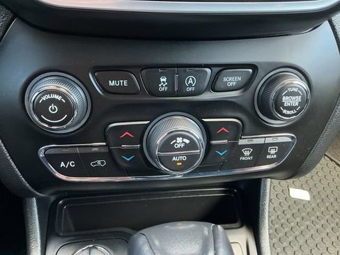 Used 2022 Jeep Cherokee Trailhawk w/ Sun, Sound & Nav Group AWD/4WD image 17