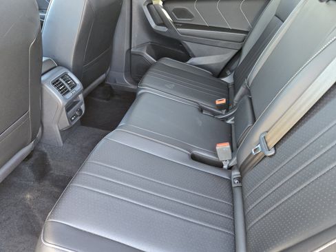 Used 2022 Volkswagen Tiguan SE image 29