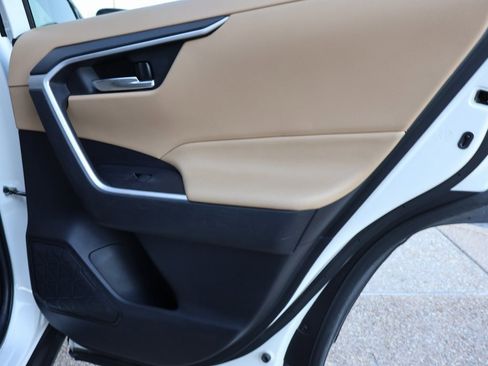 Used 2021 Toyota RAV4 XLE w/ Convenience Package image 12